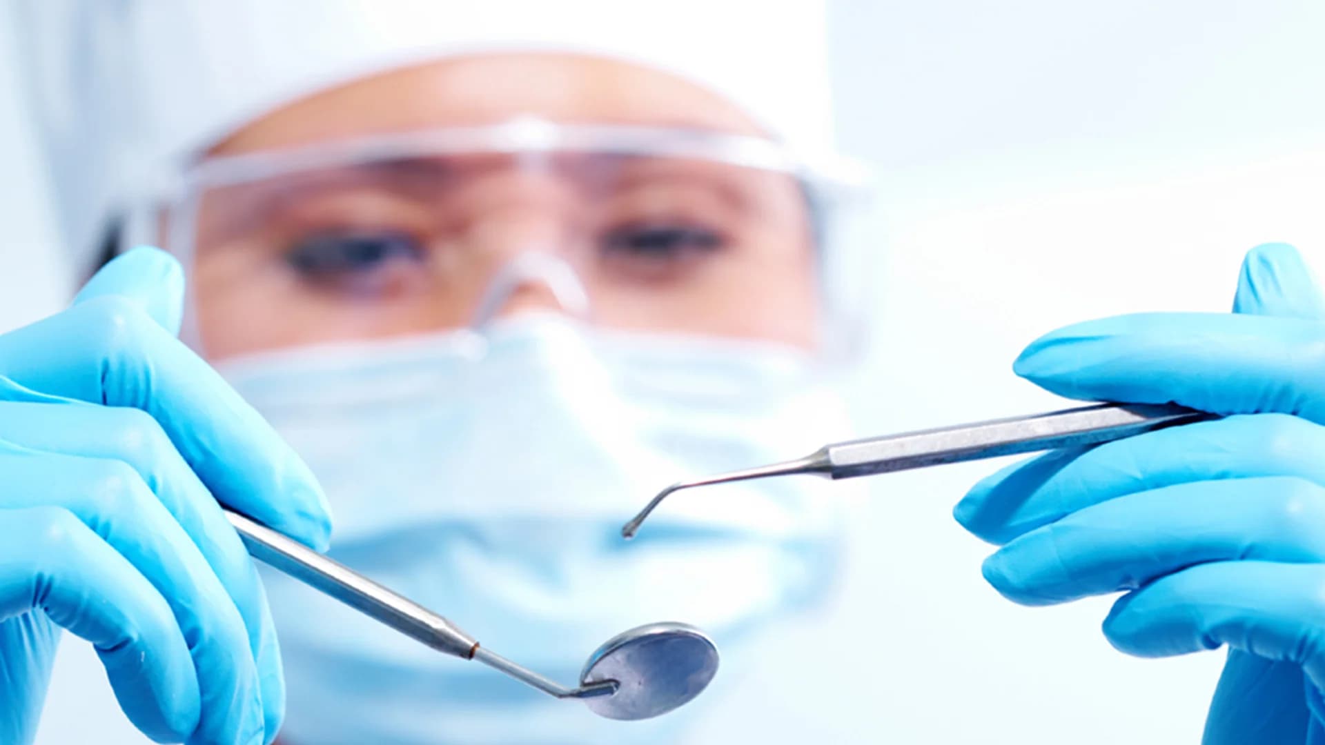 Falcon odontologijos instrumentai specialistės rankose